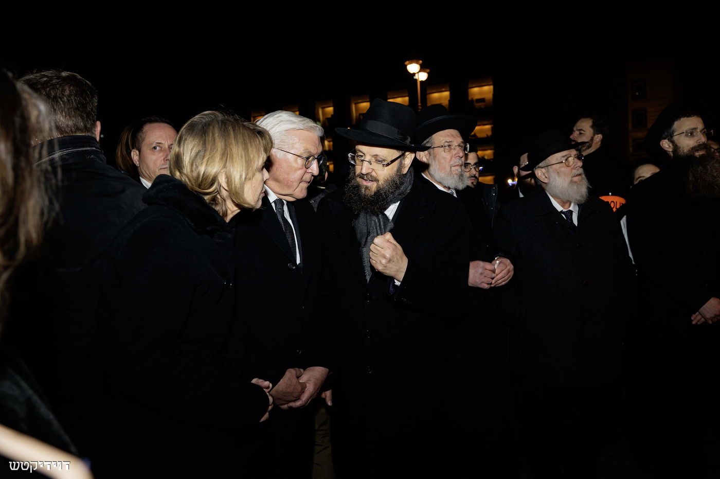 הדלקת נר חנוכה בשער ברנדנבורג בברלין