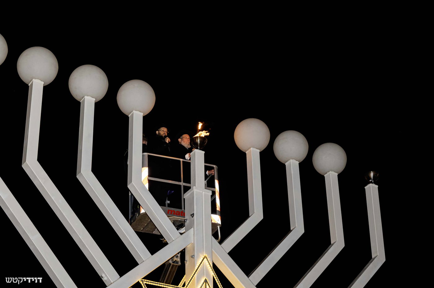 הדלקת נר חנוכה בשער ברנדנבורג בברלין