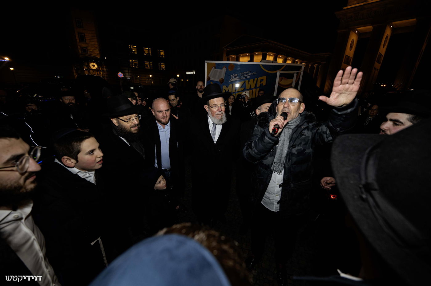 הדלקת נר חנוכה בשער ברנדנבורג בברלין