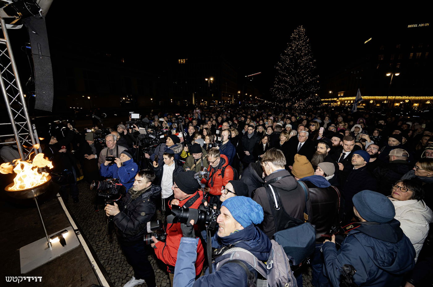 הדלקת נר חנוכה בשער ברנדנבורג בברלין