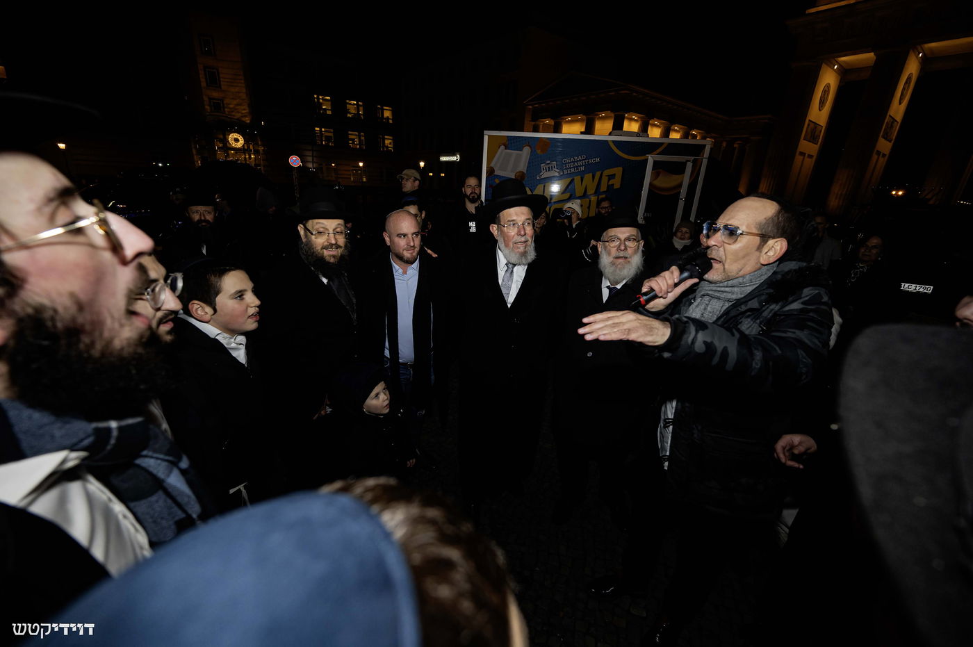 הדלקת נר חנוכה בשער ברנדנבורג בברלין