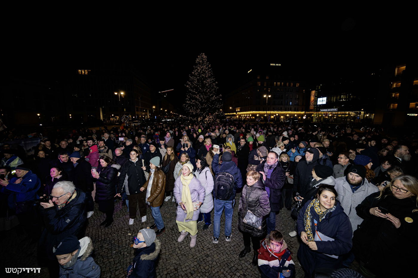 הדלקת נר חנוכה בשער ברנדנבורג בברלין