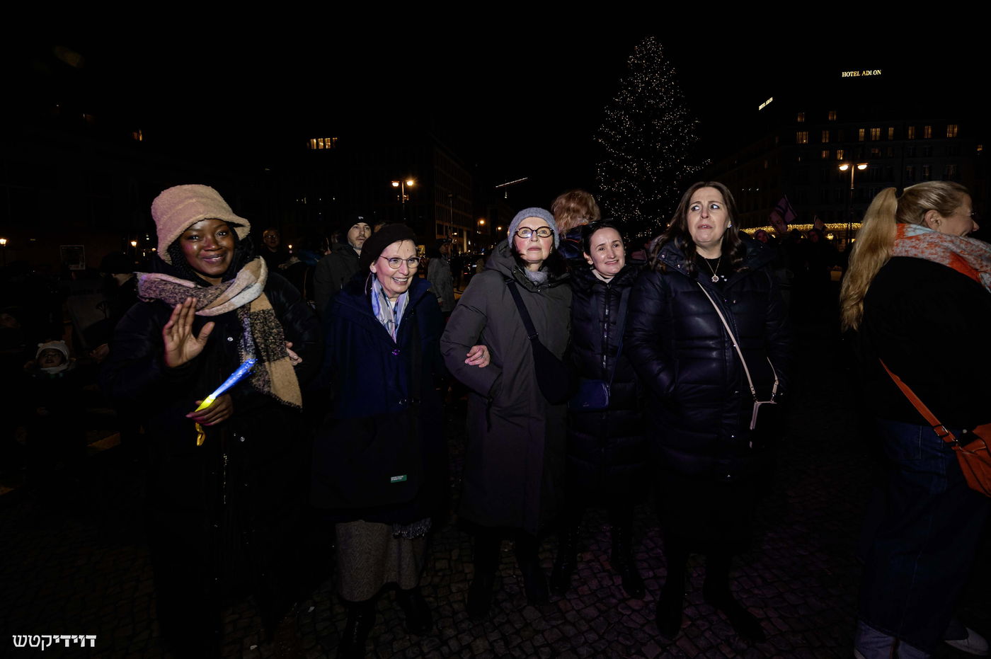 הדלקת נר חנוכה בשער ברנדנבורג בברלין