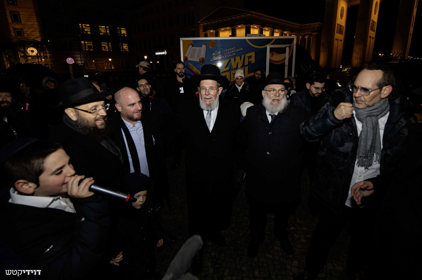 הדלקת נר חנוכה בשער ברנדנבורג בברלין