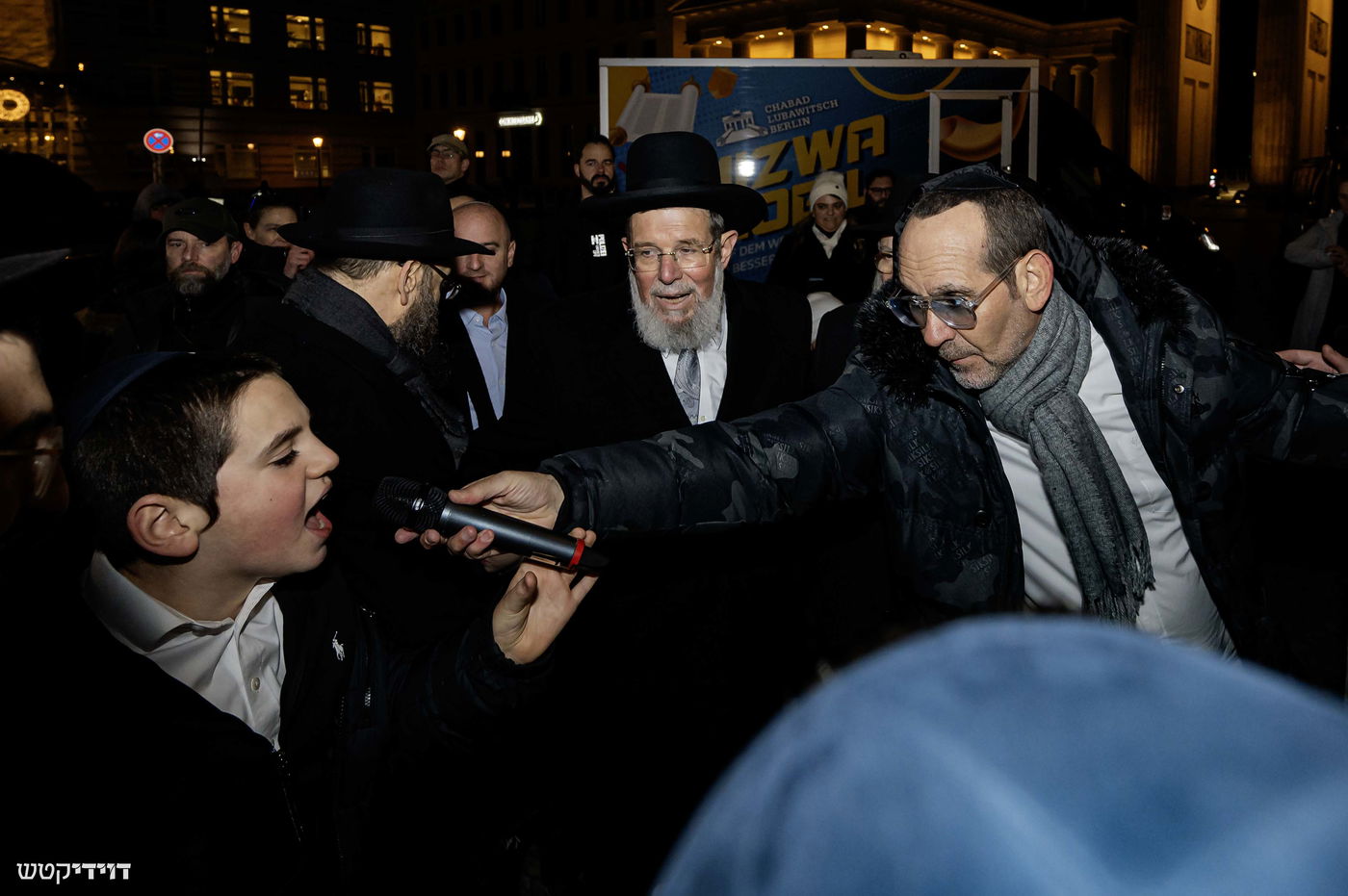 הדלקת נר חנוכה בשער ברנדנבורג בברלין