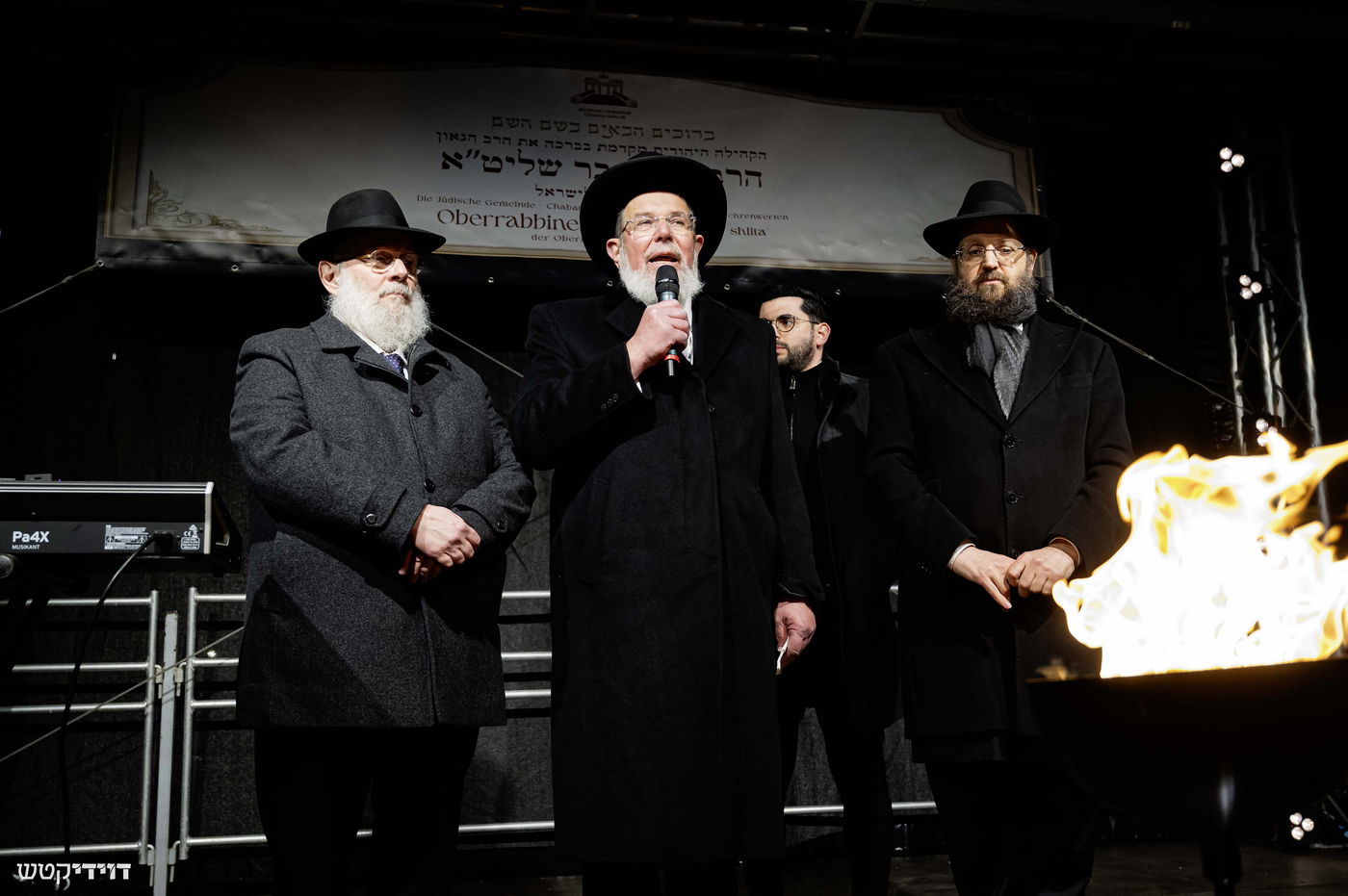 הדלקת נר חנוכה בשער ברנדנבורג בברלין