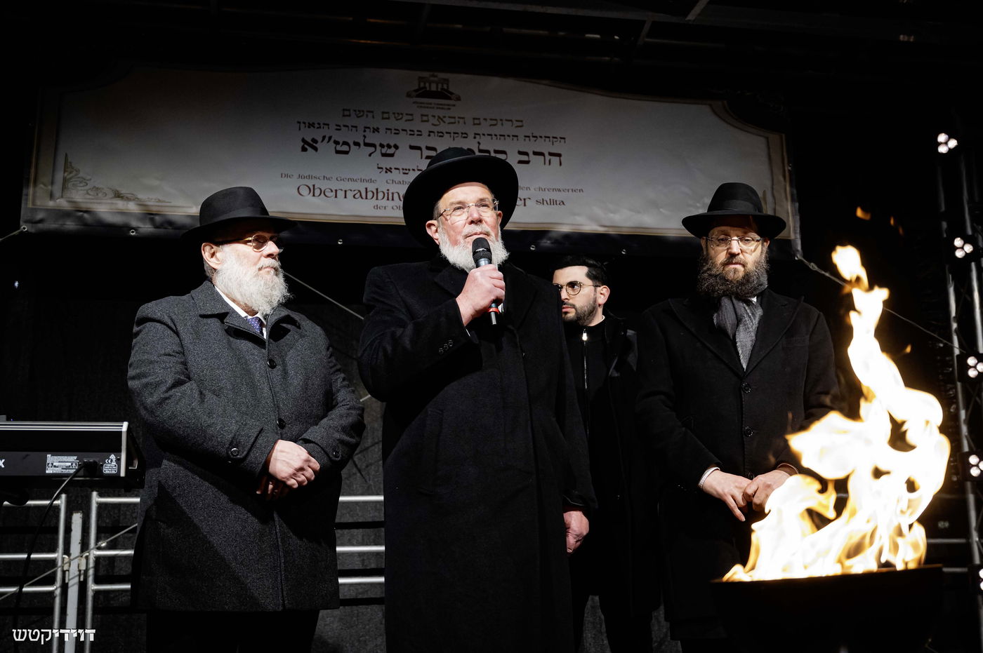 הדלקת נר חנוכה בשער ברנדנבורג בברלין