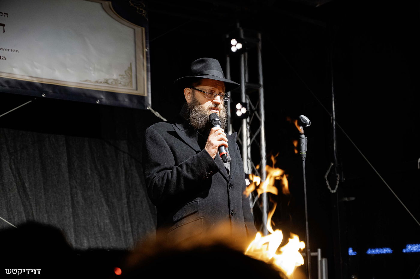 הדלקת נר חנוכה בשער ברנדנבורג בברלין