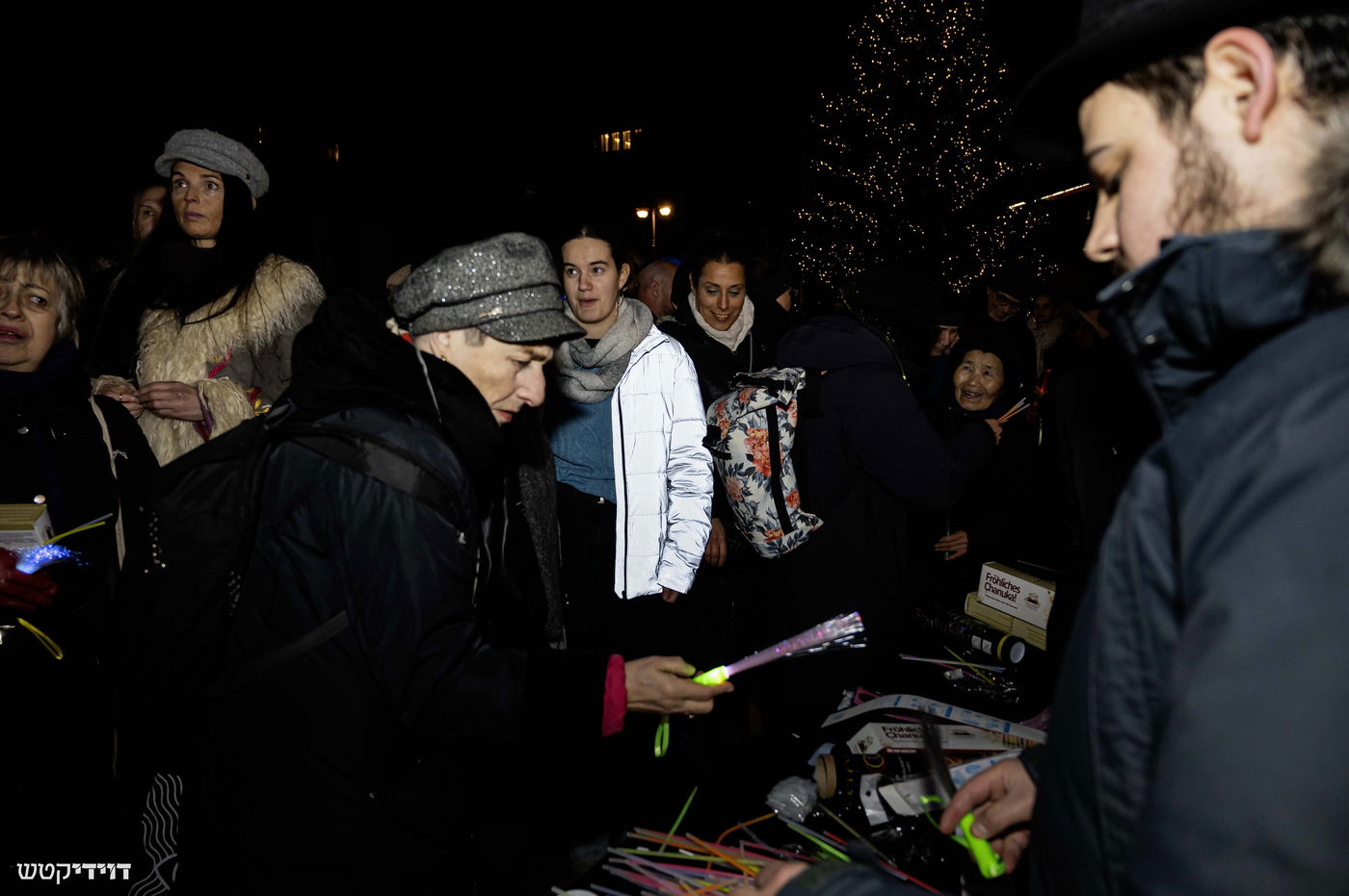 הדלקת נר חנוכה בשער ברנדנבורג בברלין