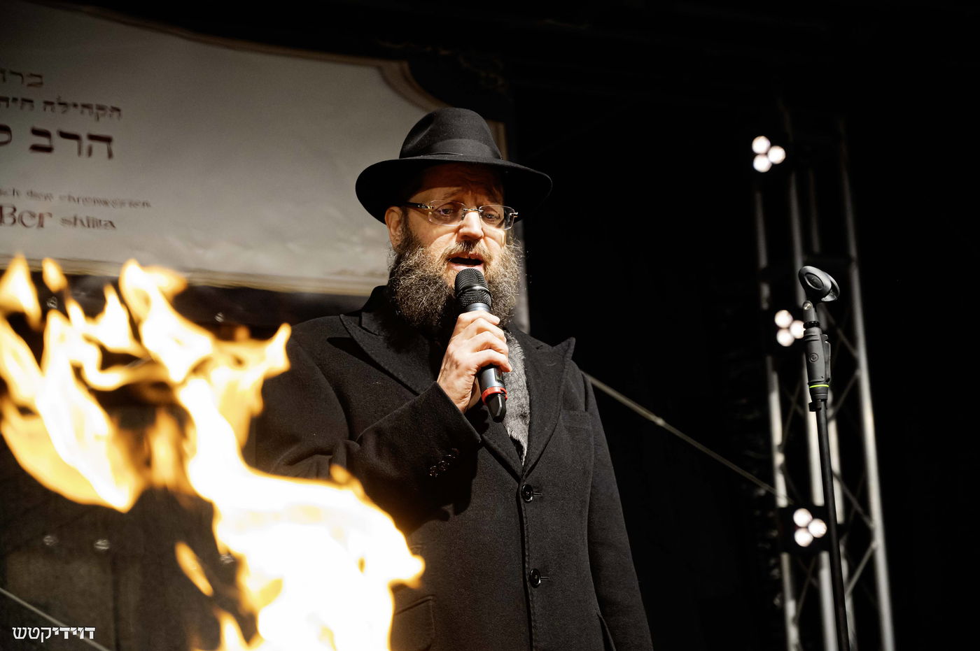 הדלקת נר חנוכה בשער ברנדנבורג בברלין