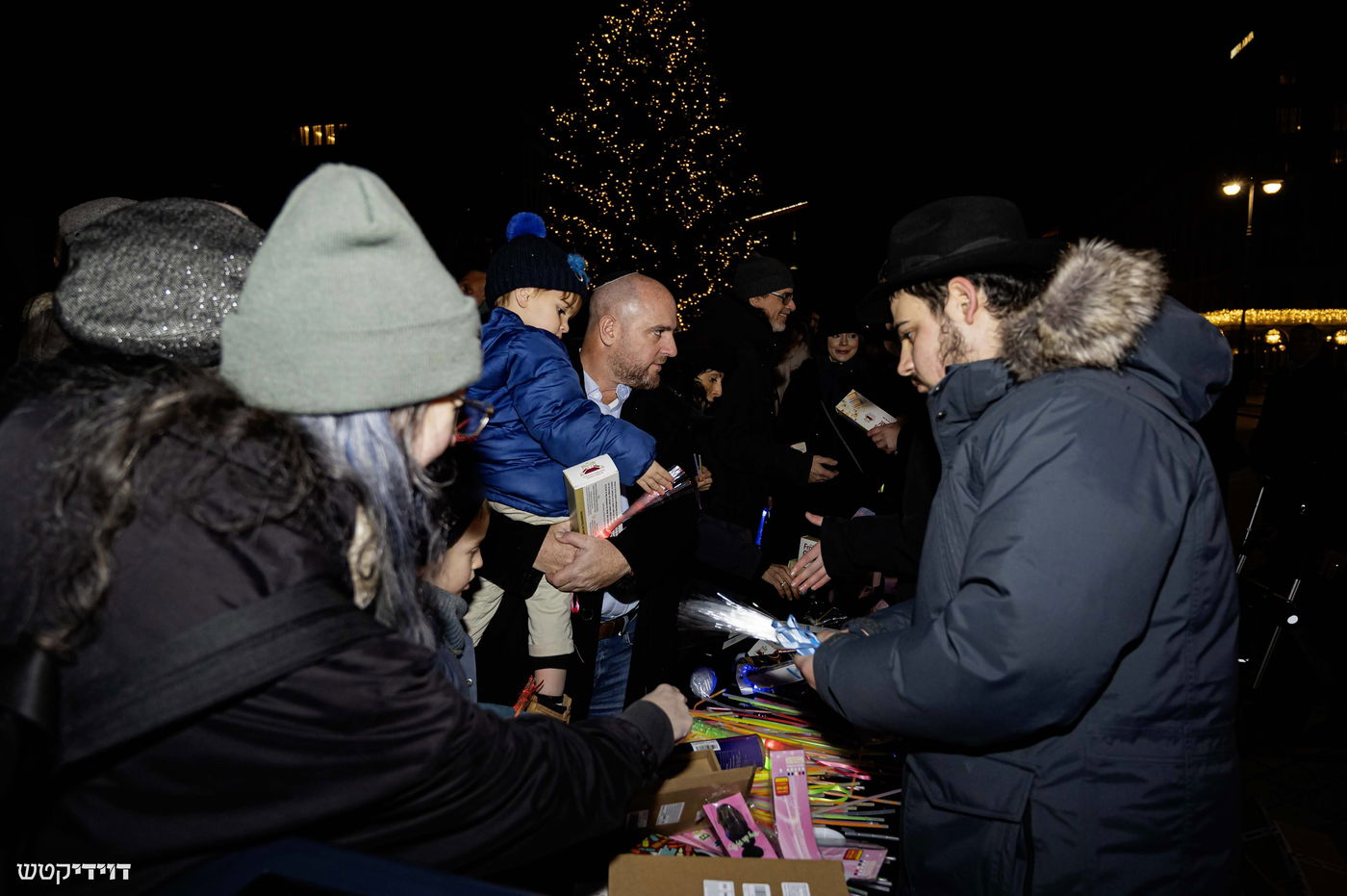 הדלקת נר חנוכה בשער ברנדנבורג בברלין