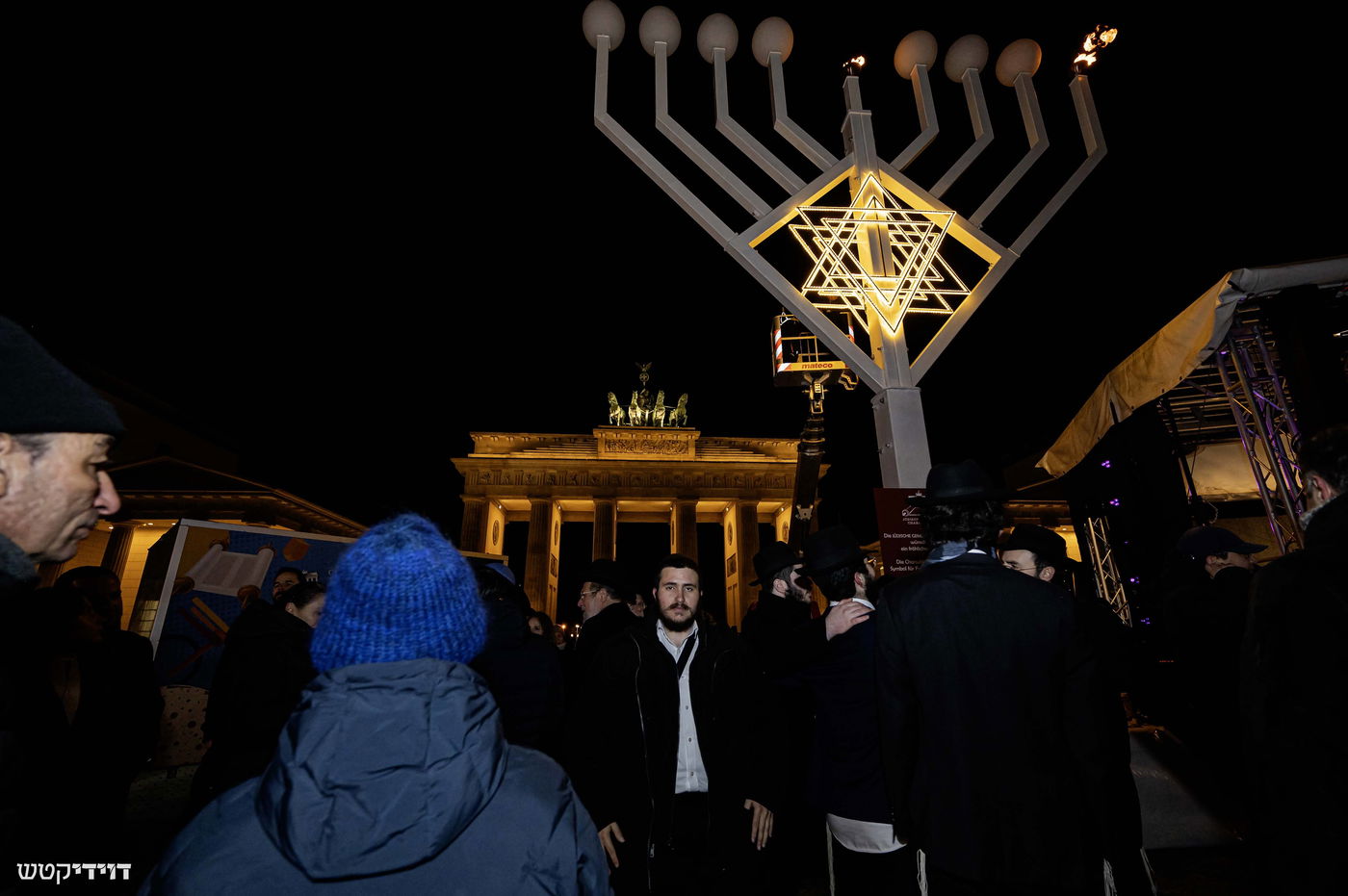 הדלקת נר חנוכה בשער ברנדנבורג בברלין