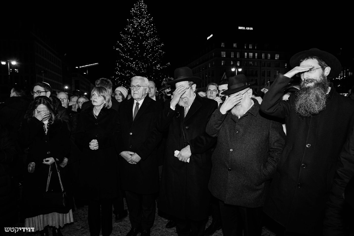 הדלקת נר חנוכה בשער ברנדנבורג בברלין