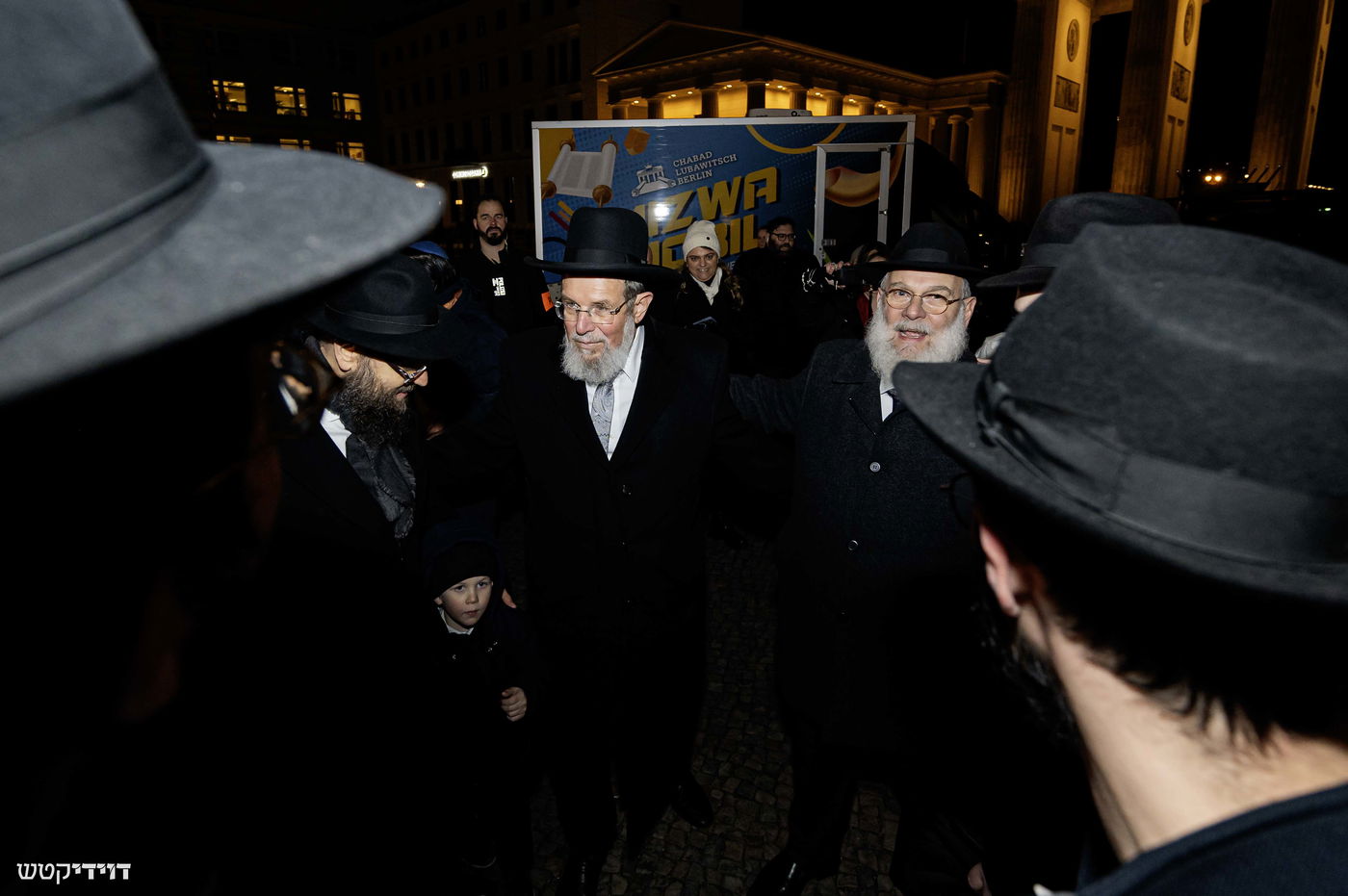 הדלקת נר חנוכה בשער ברנדנבורג בברלין