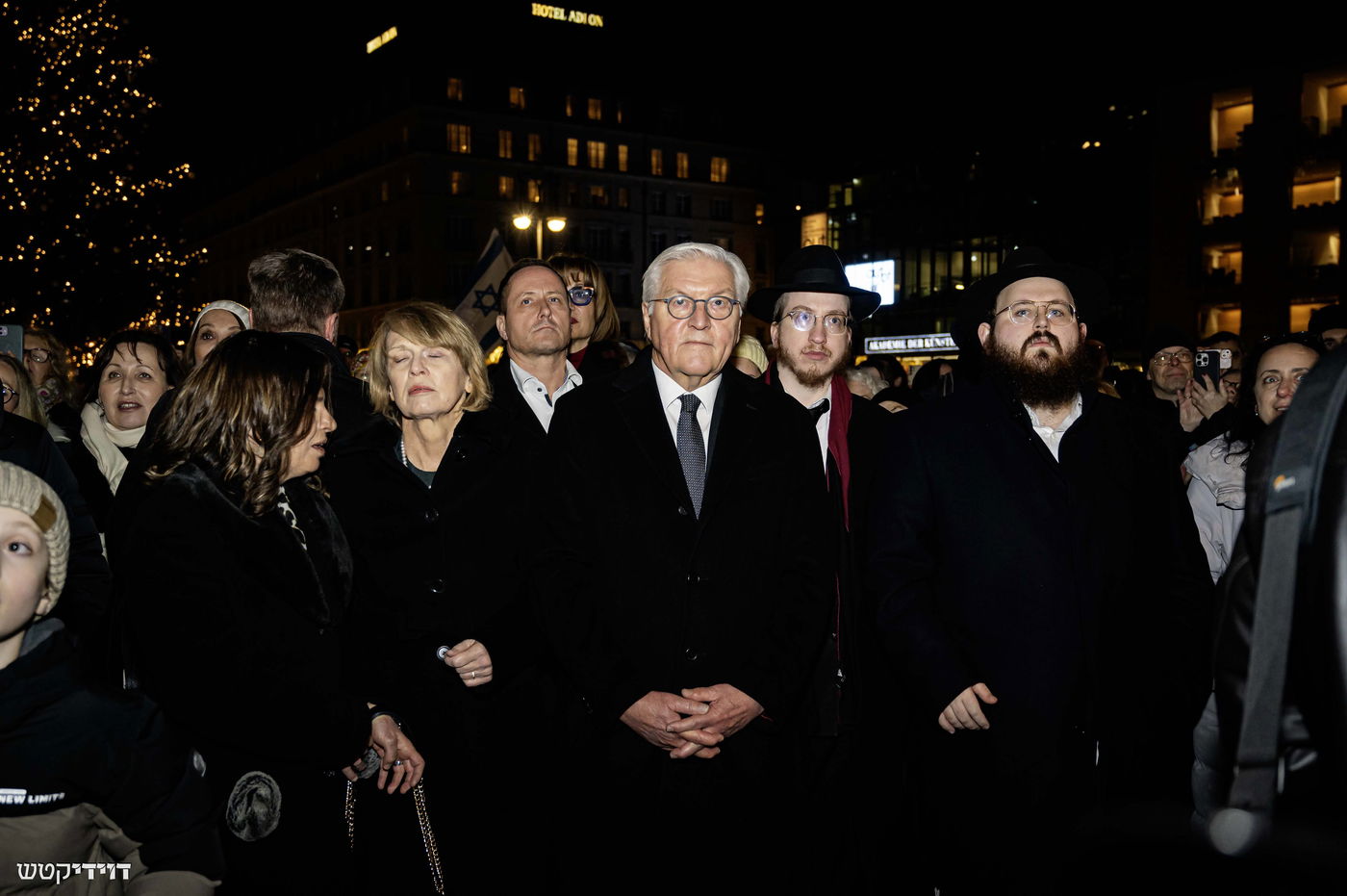 הדלקת נר חנוכה בשער ברנדנבורג בברלין