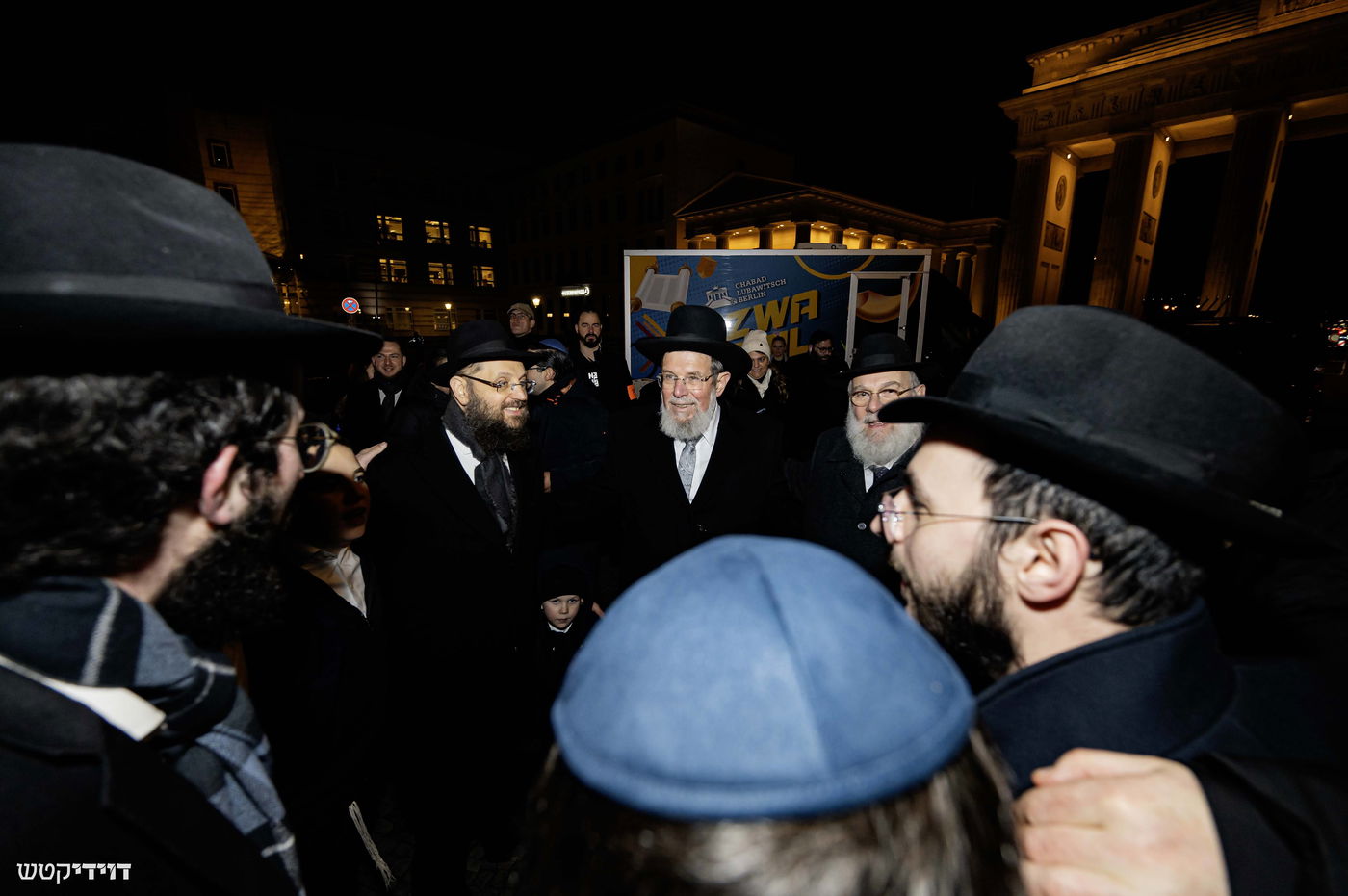 הדלקת נר חנוכה בשער ברנדנבורג בברלין