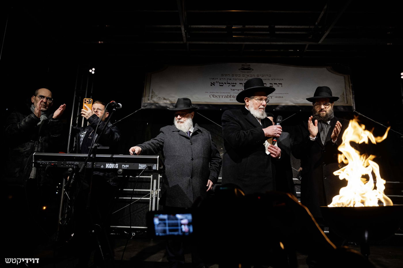 הדלקת נר חנוכה בשער ברנדנבורג בברלין