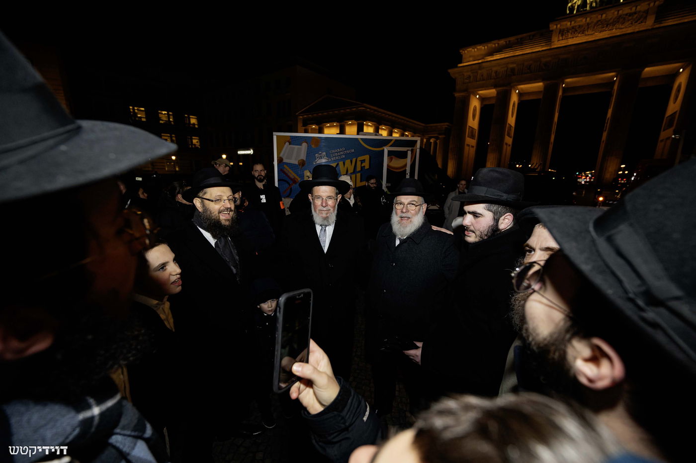 הדלקת נר חנוכה בשער ברנדנבורג בברלין