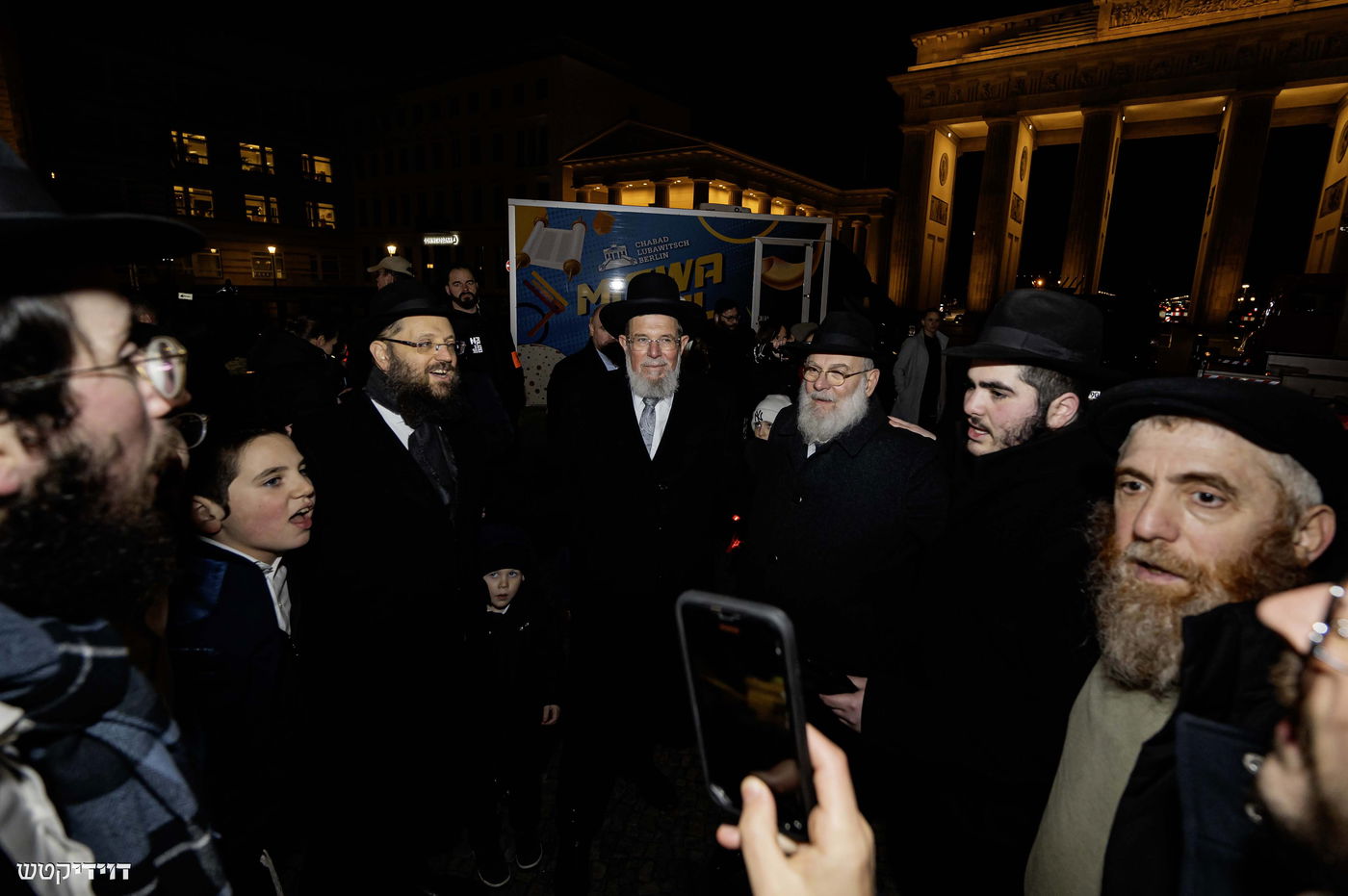 הדלקת נר חנוכה בשער ברנדנבורג בברלין