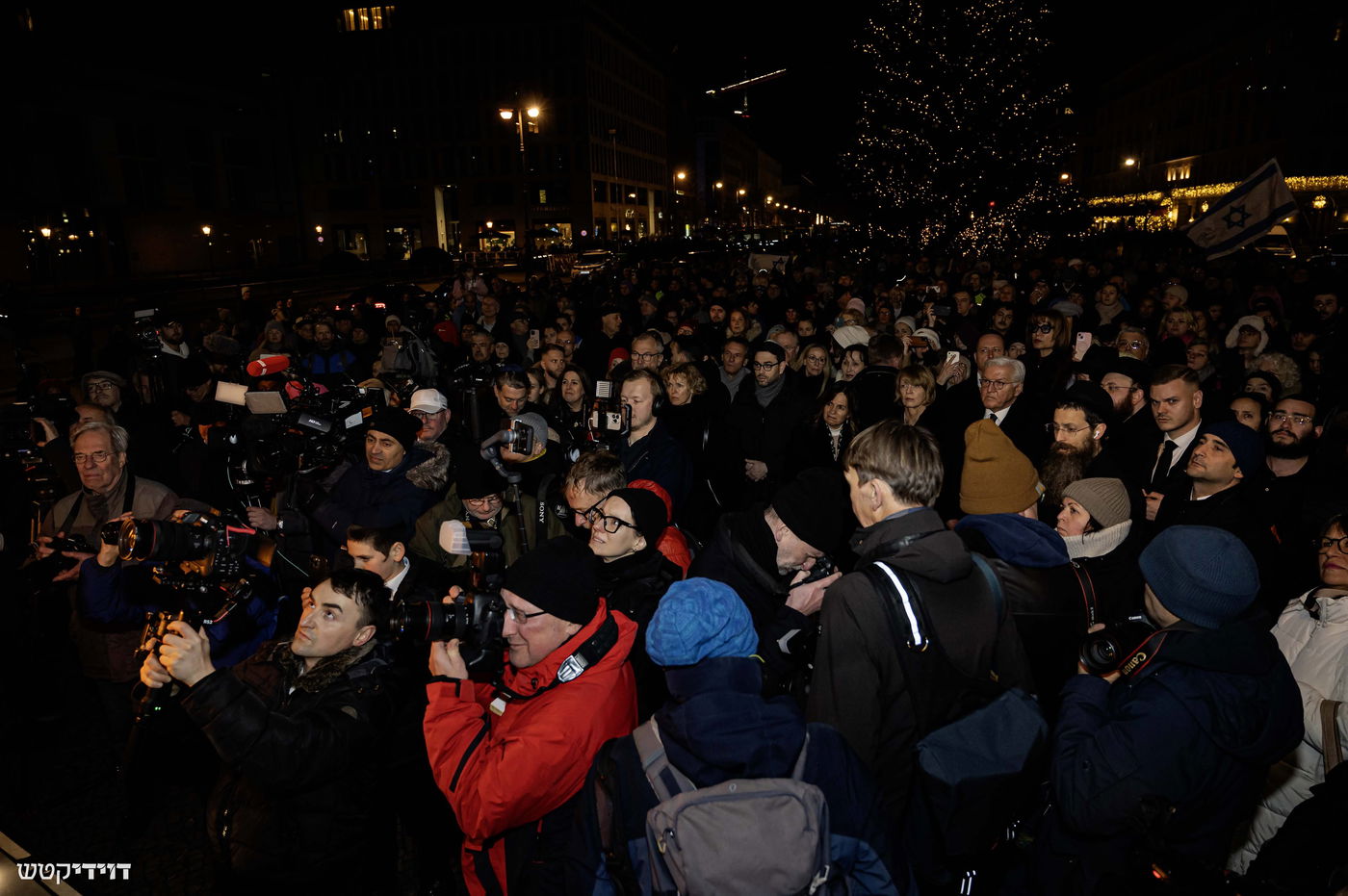 הדלקת נר חנוכה בשער ברנדנבורג בברלין