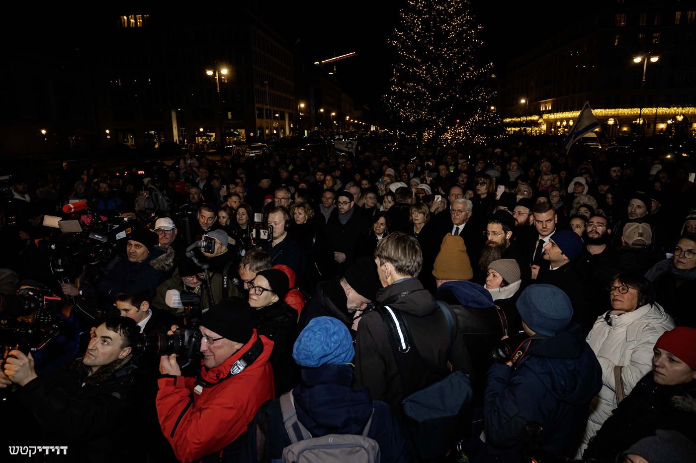 הדלקת נר חנוכה בשער ברנדנבורג בברלין