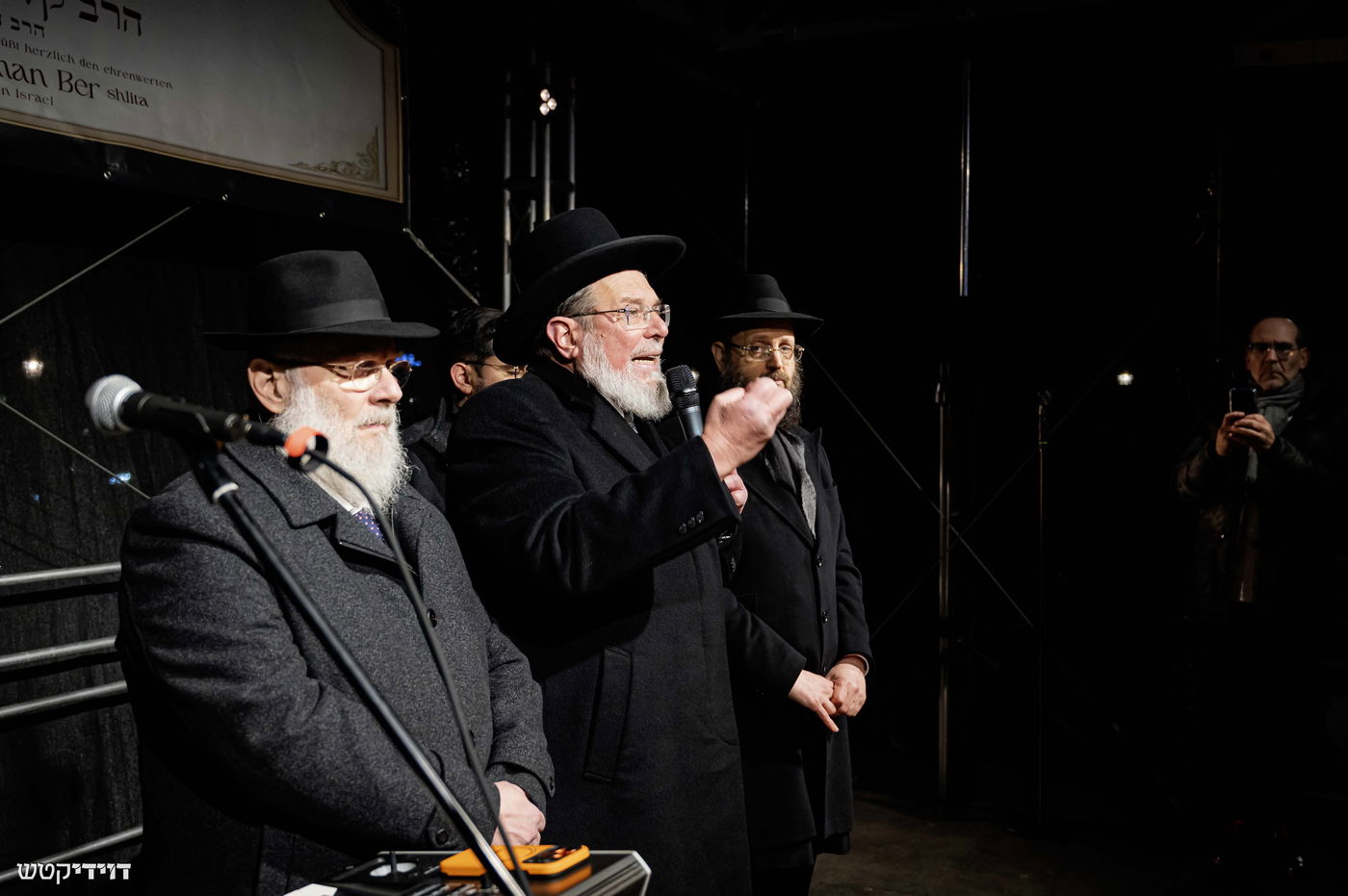 הדלקת נר חנוכה בשער ברנדנבורג בברלין