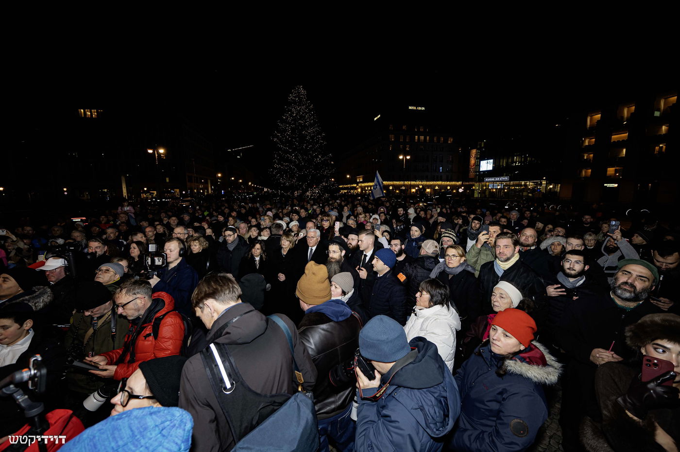 הדלקת נר חנוכה בשער ברנדנבורג בברלין