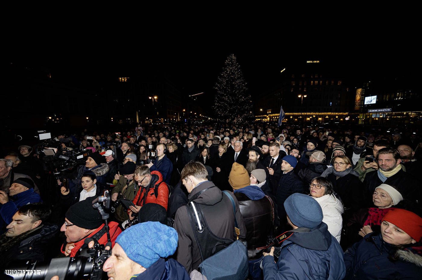 הדלקת נר חנוכה בשער ברנדנבורג בברלין