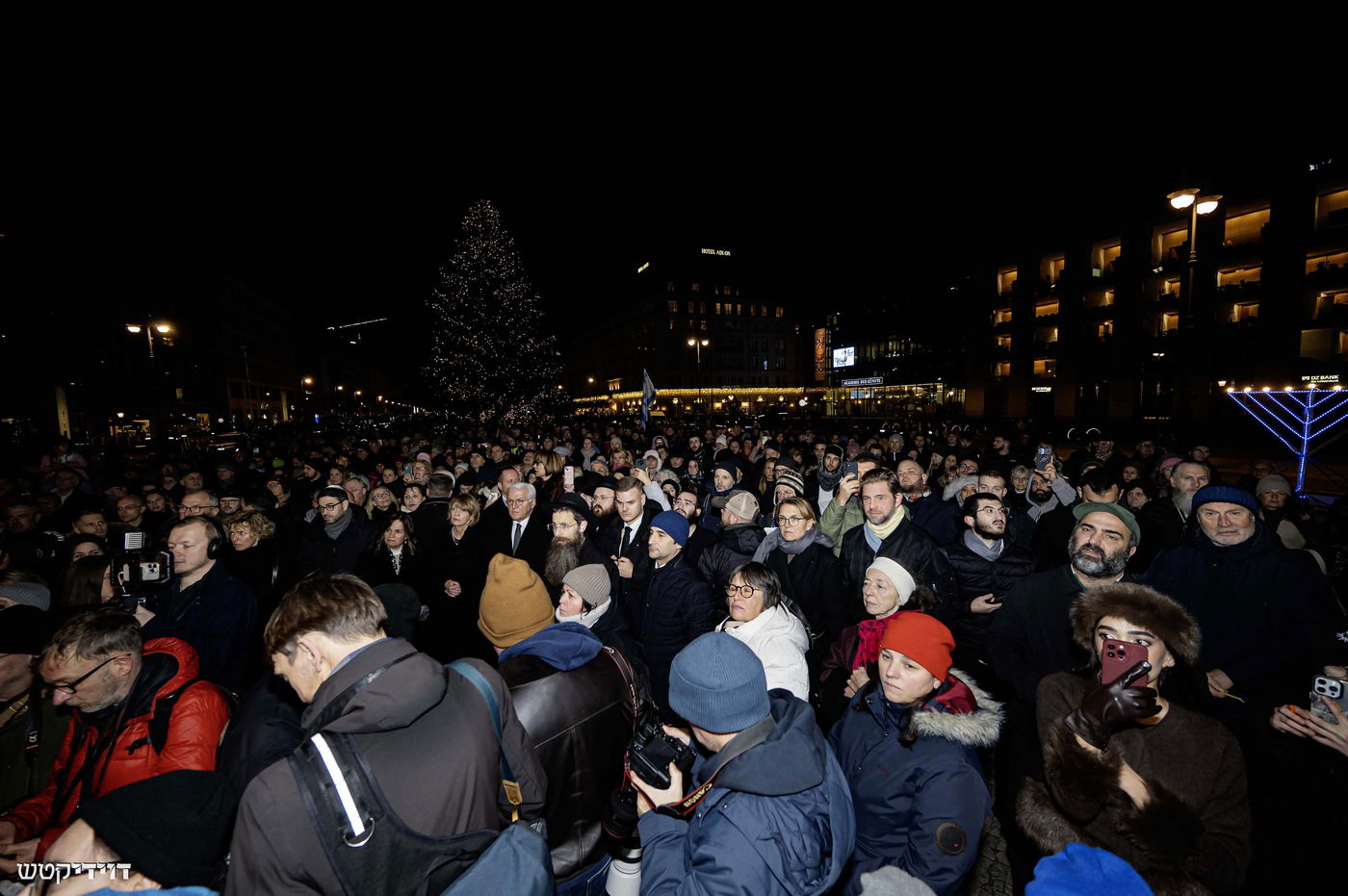 הדלקת נר חנוכה בשער ברנדנבורג בברלין