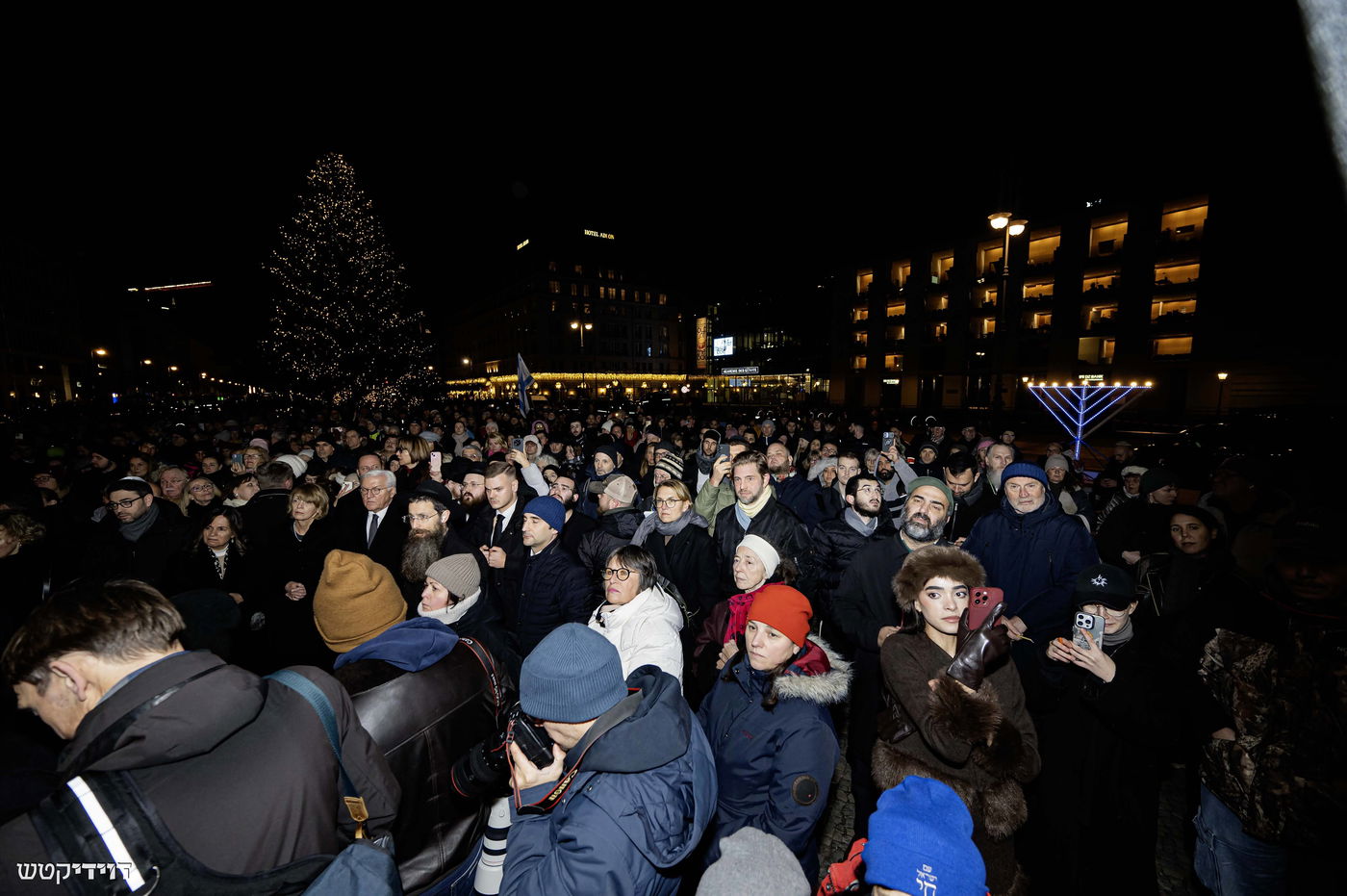 הדלקת נר חנוכה בשער ברנדנבורג בברלין