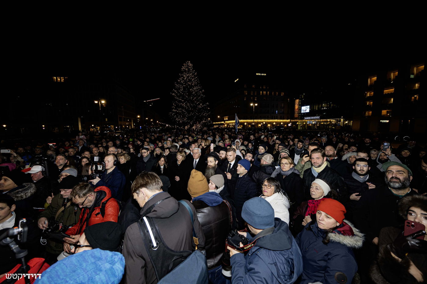 הדלקת נר חנוכה בשער ברנדנבורג בברלין