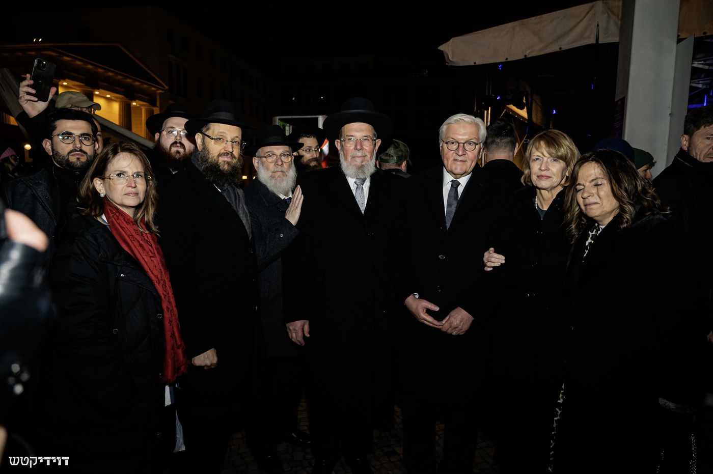 הדלקת נר חנוכה בשער ברנדנבורג בברלין