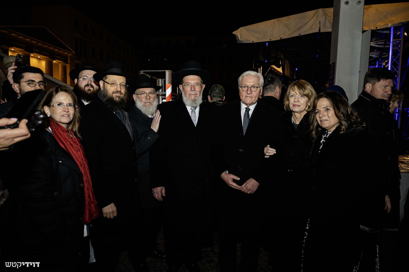 הדלקת נר חנוכה בשער ברנדנבורג בברלין