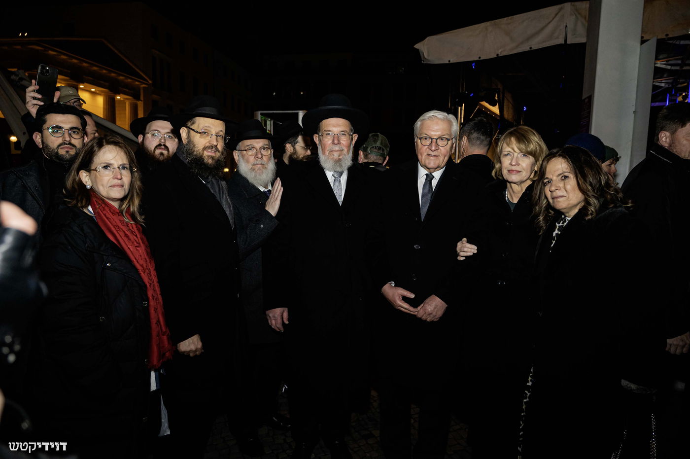 הדלקת נר חנוכה בשער ברנדנבורג בברלין