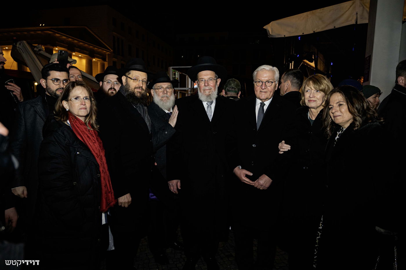 הדלקת נר חנוכה בשער ברנדנבורג בברלין