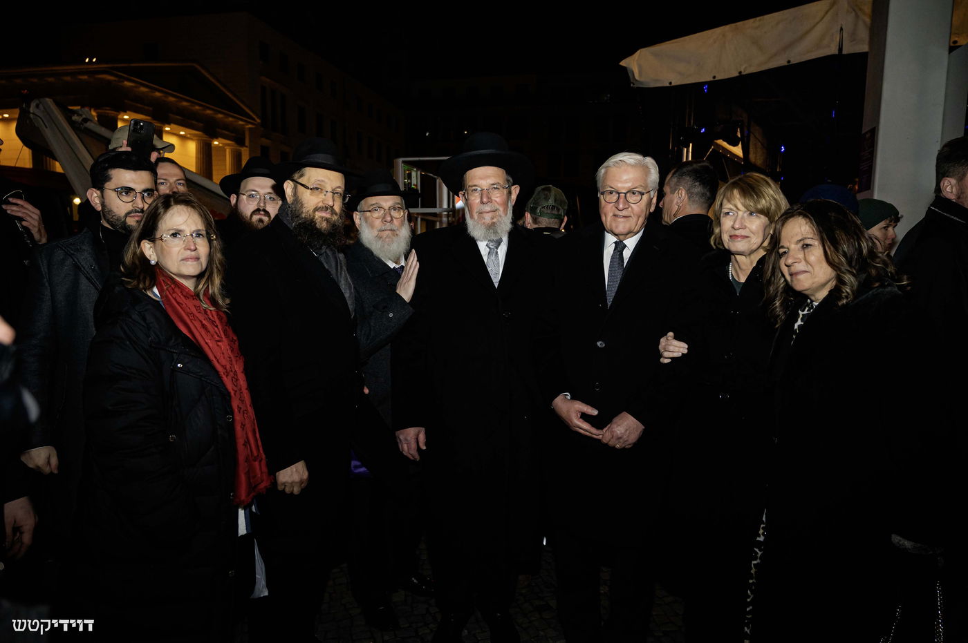 הדלקת נר חנוכה בשער ברנדנבורג בברלין