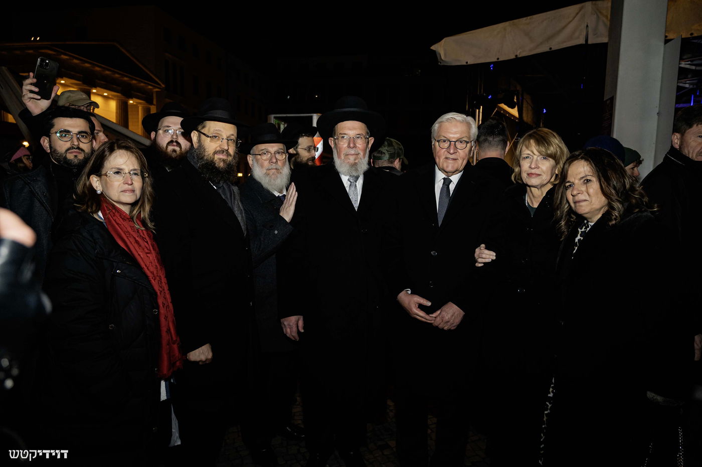 הדלקת נר חנוכה בשער ברנדנבורג בברלין