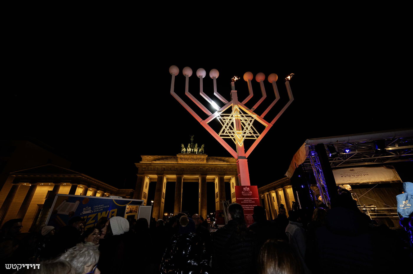 הדלקת נר חנוכה בשער ברנדנבורג בברלין