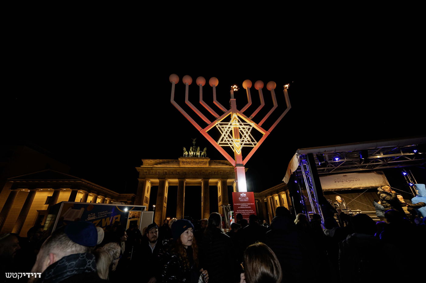 הדלקת נר חנוכה בשער ברנדנבורג בברלין