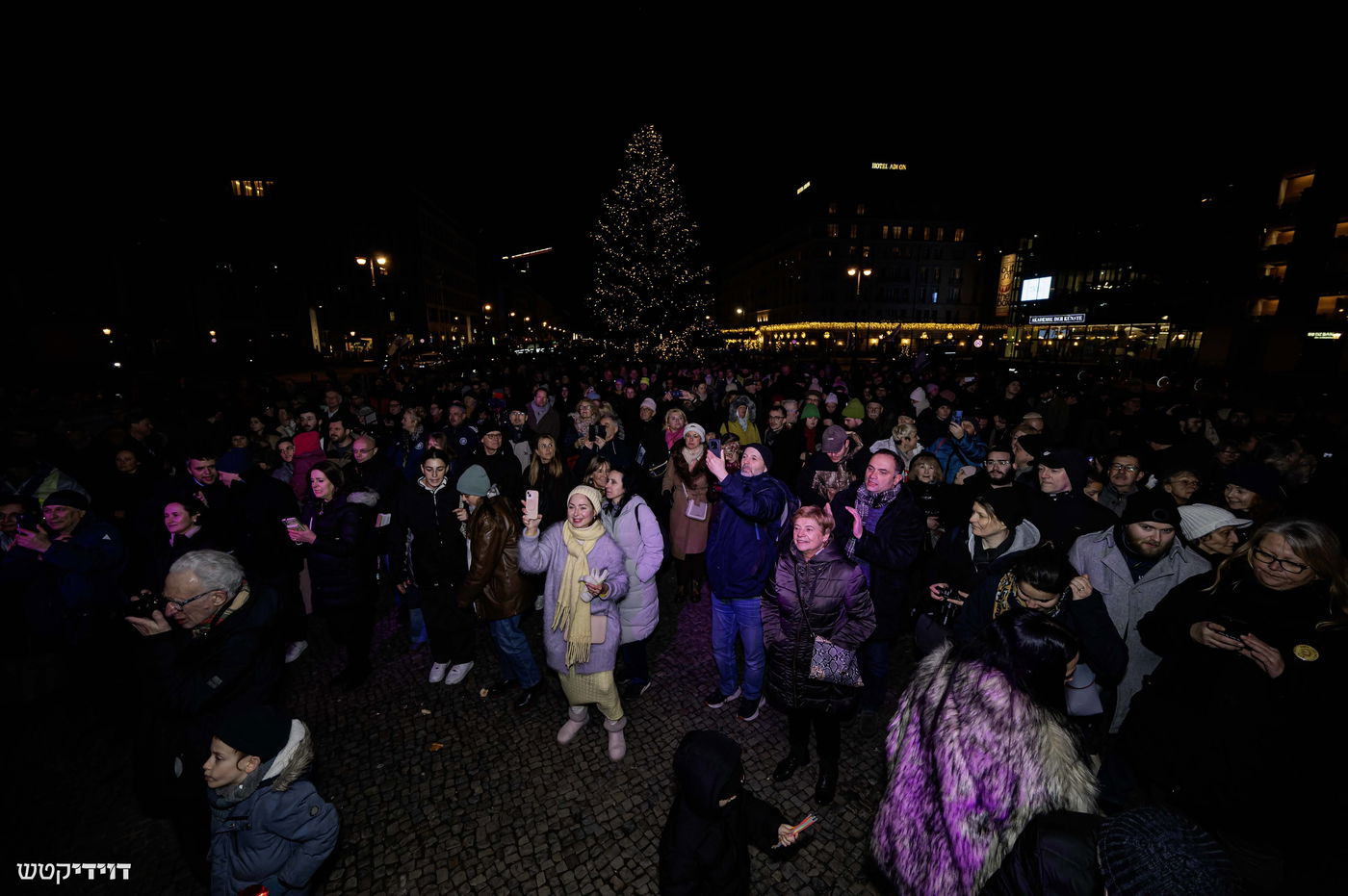 הדלקת נר חנוכה בשער ברנדנבורג בברלין