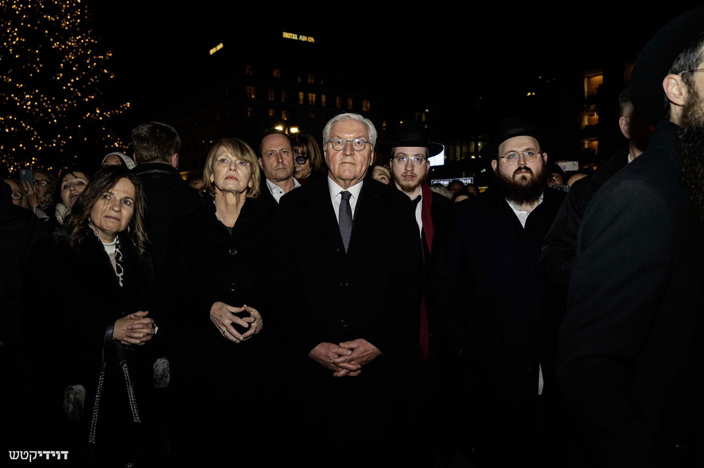 הדלקת נר חנוכה בשער ברנדנבורג בברלין