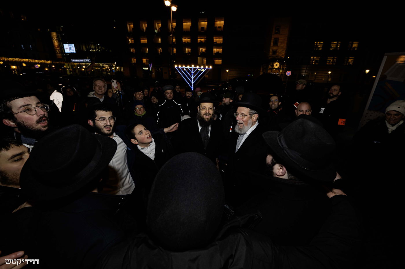 הדלקת נר חנוכה בשער ברנדנבורג בברלין