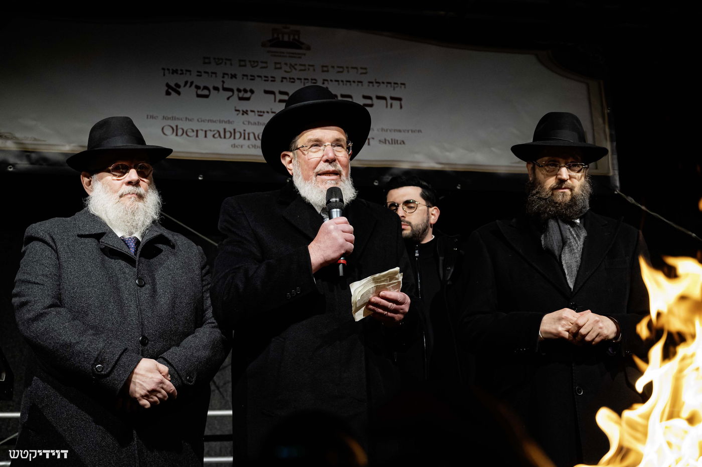 הדלקת נר חנוכה בשער ברנדנבורג בברלין