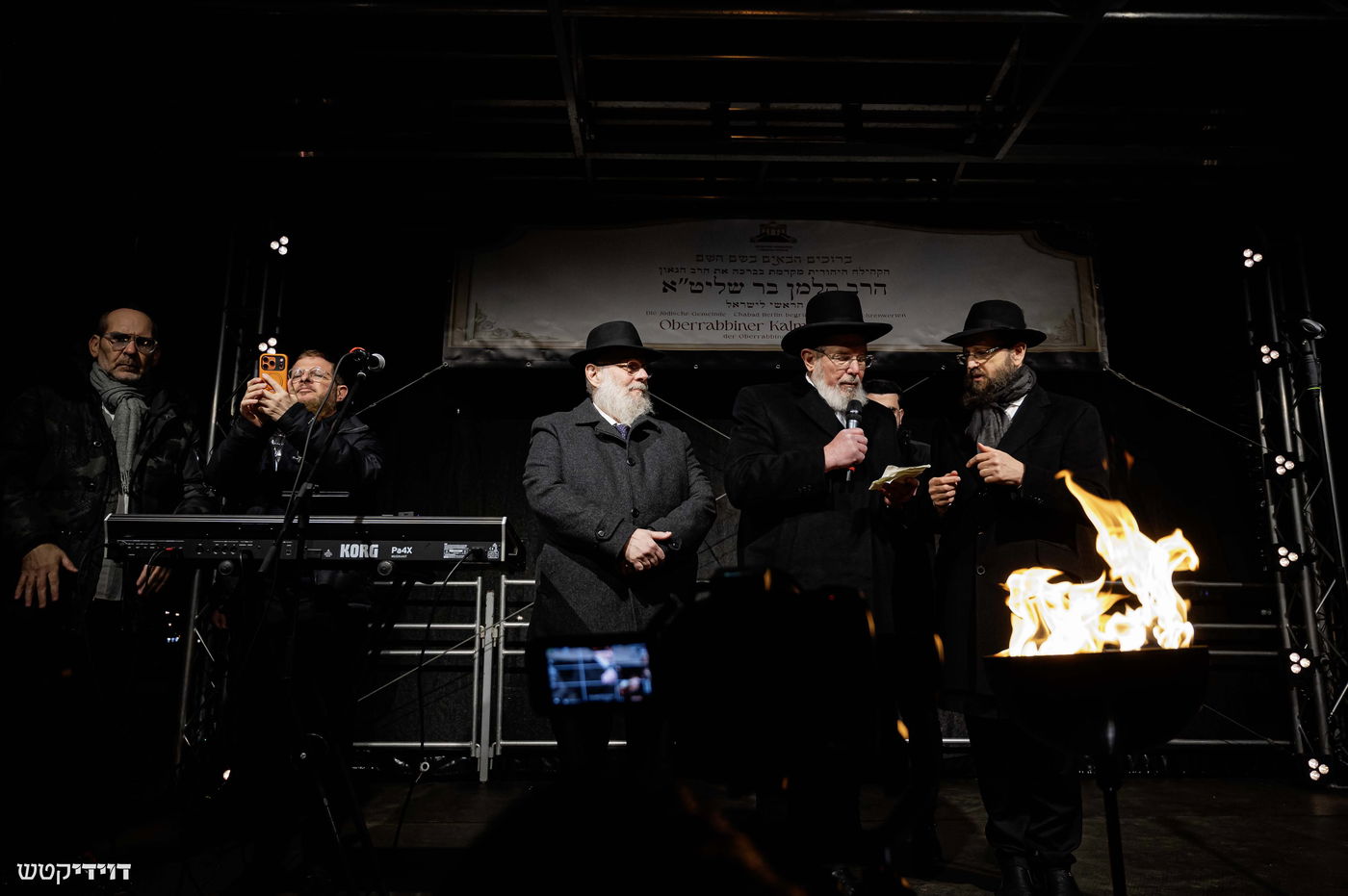 הדלקת נר חנוכה בשער ברנדנבורג בברלין