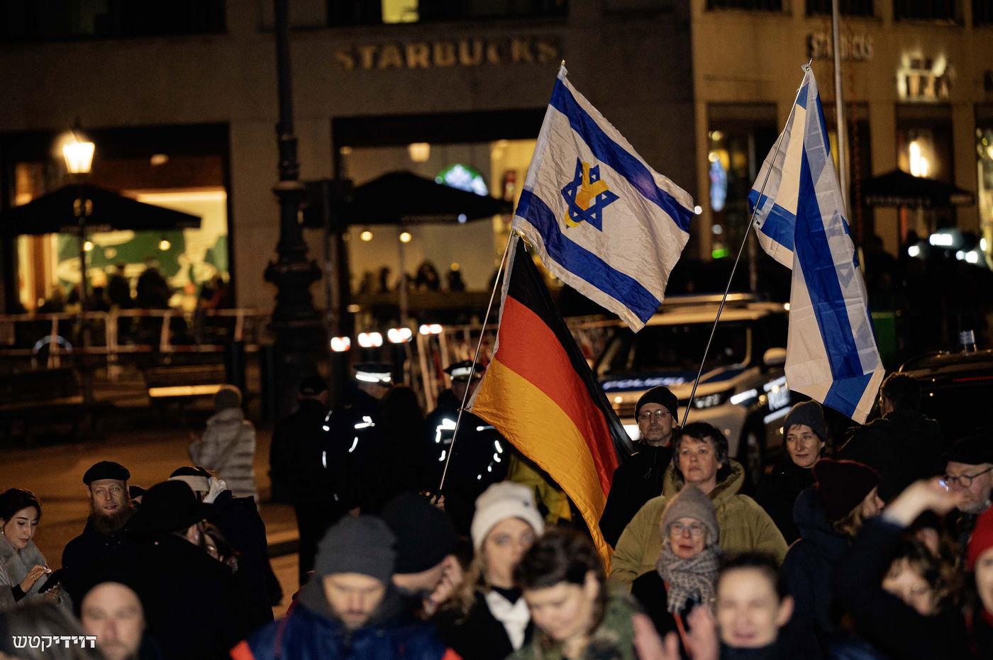 הדלקת נר חנוכה בשער ברנדנבורג בברלין