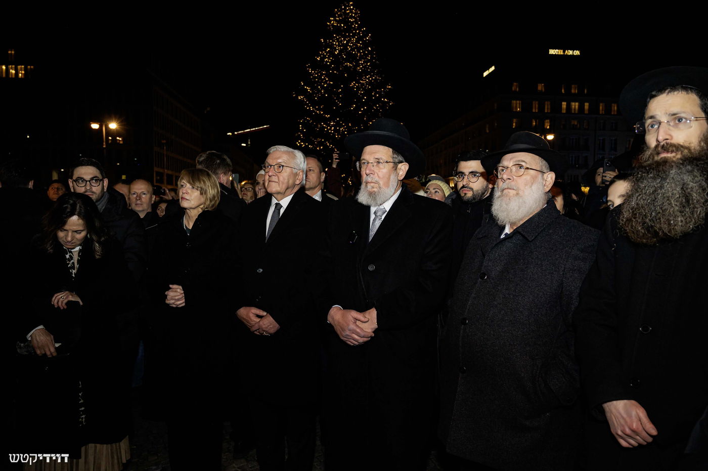 הדלקת נר חנוכה בשער ברנדנבורג בברלין