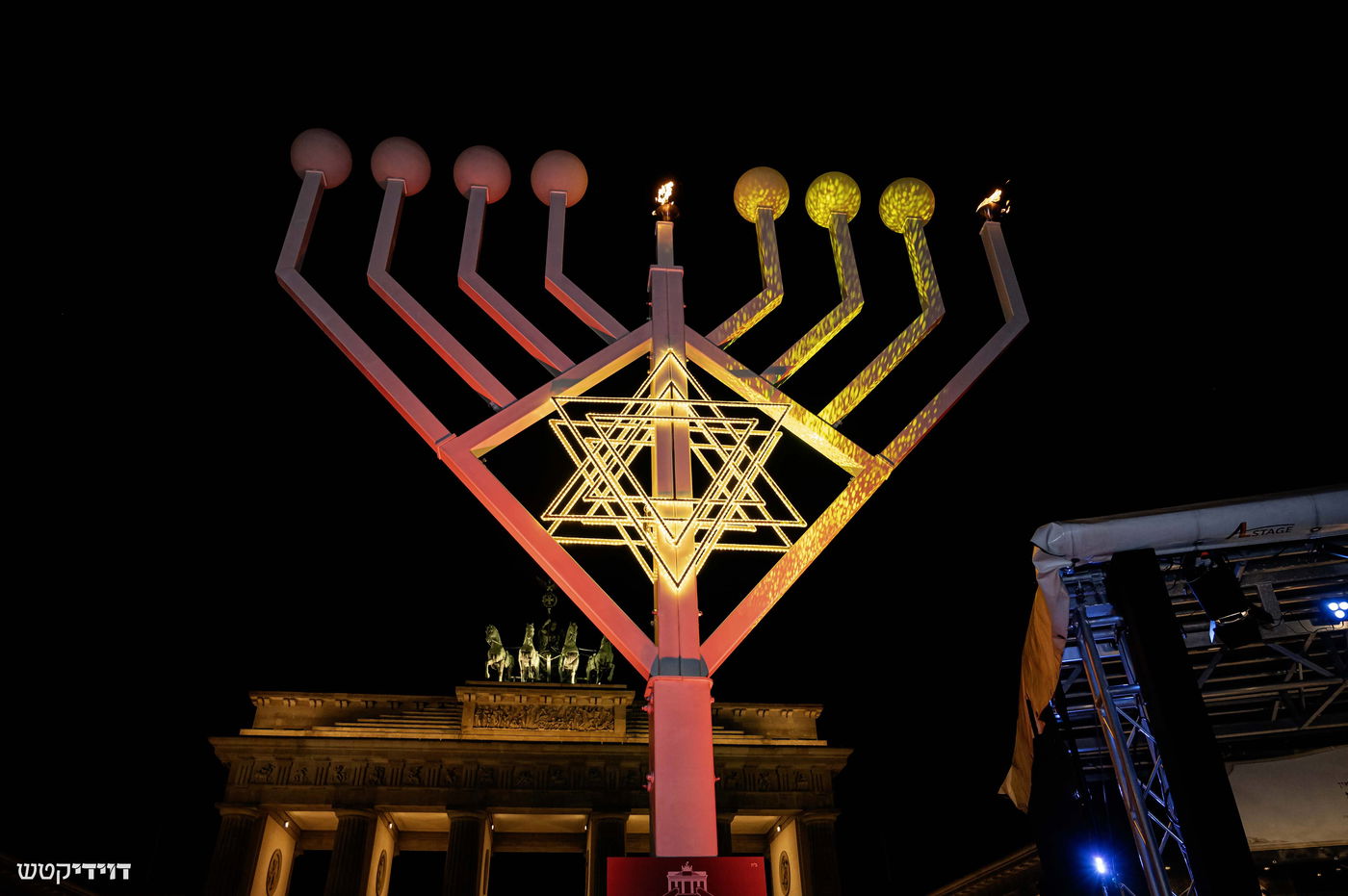 הדלקת נר חנוכה בשער ברנדנבורג בברלין