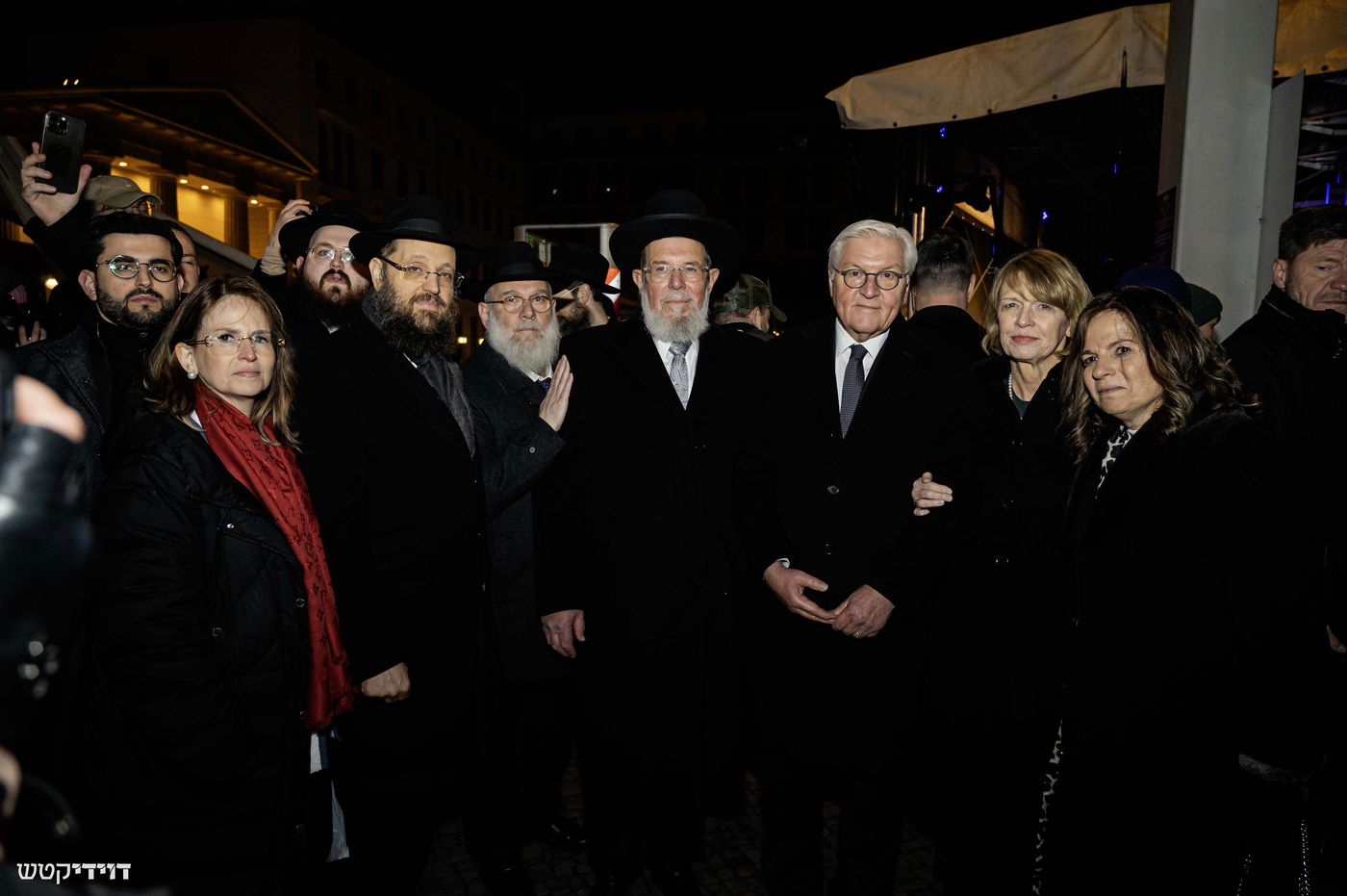 הדלקת נר חנוכה בשער ברנדנבורג בברלין