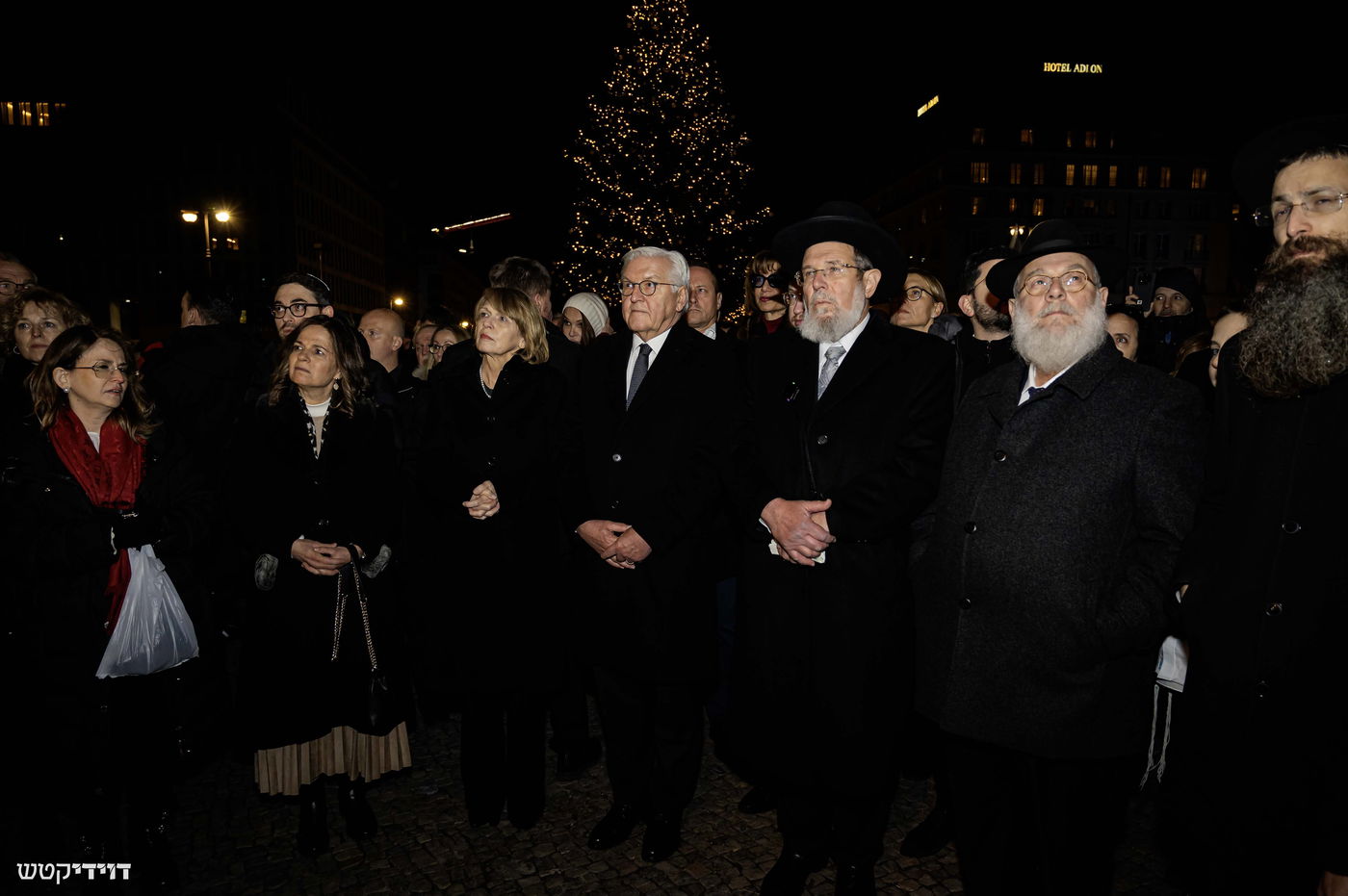 הדלקת נר חנוכה בשער ברנדנבורג בברלין