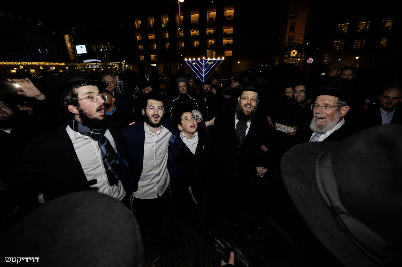 הדלקת נר חנוכה בשער ברנדנבורג בברלין
